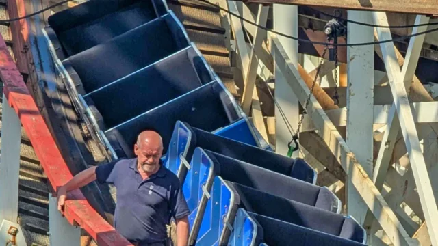 Trein ontspoort op iconische houten achtbaan Big Dipper