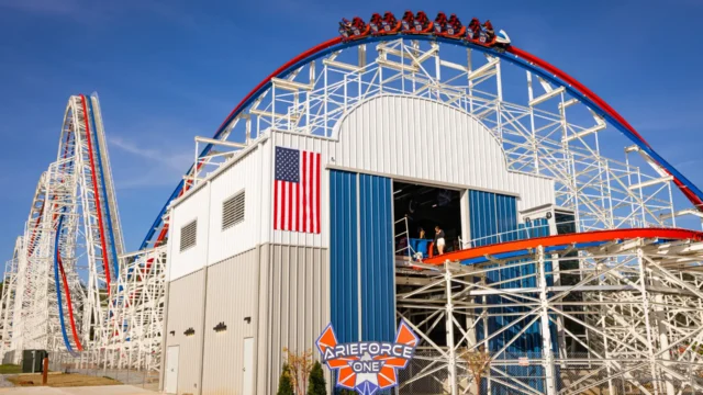 Six Flags voegt geprezen RMC-achtbaan ArieForce One toe aan portefeuille